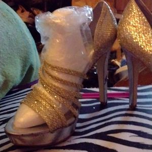 Gianni Bini Heels 10M Strappy Metallic Platinum Collect Sparkle Shimmer Patterns